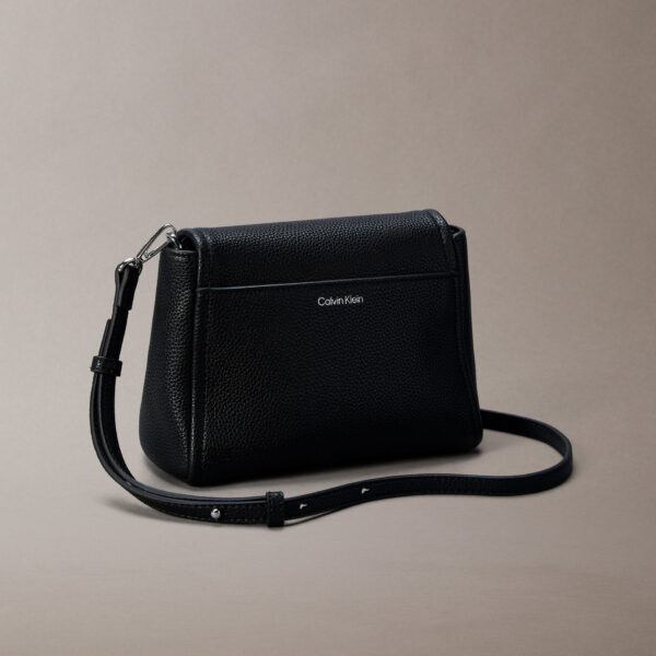 Calvin Klein Collection 立體方盒斜背包