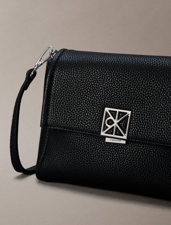 Calvin Klein Collection 立體方盒斜背包