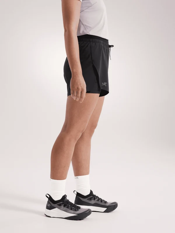 S26_X000010236_002291_Norvan_2-in-1_Short_5_Black_Women_4_Side-View Arc'teryx 始祖鳥 女款彈性訓練短褲 軍綠色