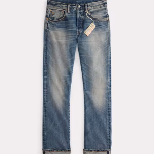 s7-AI782P05113001_lifestyle Briarfield 修身靴型布邊牛仔褲